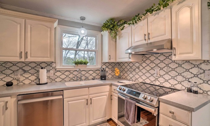 Green Hill Casa | Lakefront Home in Quiet Cove w/ Patio & Kayaks!