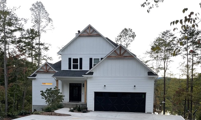Mill Spring Casa | Lakefront home near vineyards, orchards tubing zip lining Biltmore & much more!