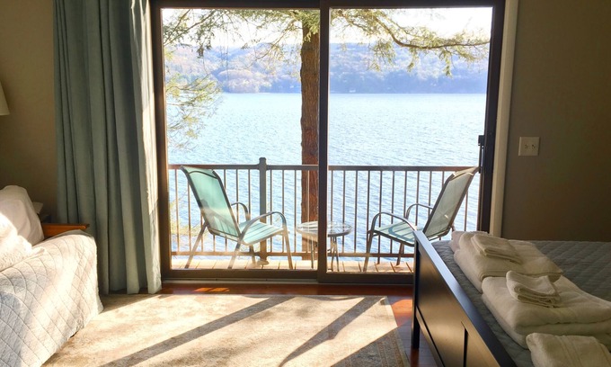 Moravia Casa | Skaneateles Lakefront home en 380 'de frente forestal aislado, cascada