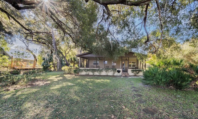 Fort McCoy Cabina | Lakefront home on Lake Kerr near Salt Springs with large porch and great yard