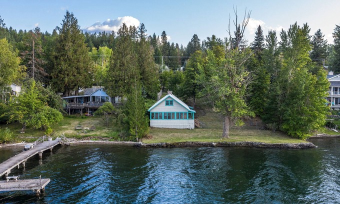 Sandpoint Cabina | Casa frente al lago en el lago Pend Oreille con cocina completa y amplio patio cercado.