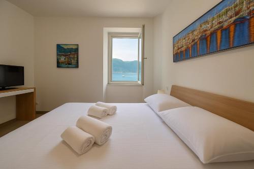Pisogne Casa | LAKEFRONT HOME RESIDENZA IL GALLO IN RIVA AL LAGo