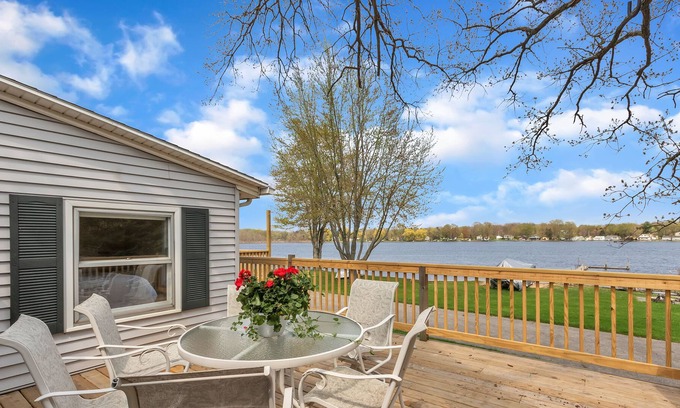 Ada Casa | Lakefront Home sleeps 10 5 minutes from Cannonsburg ski lodge,
