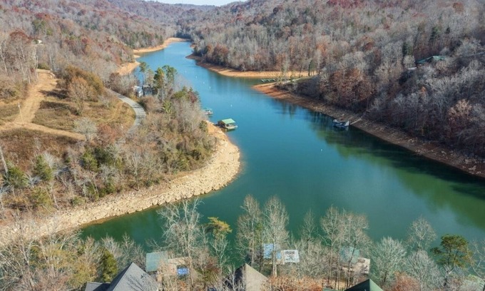 Flat Hollow Marina Casa | Lakefront home that can sleep 15 with private dock and hot tub in private cove!