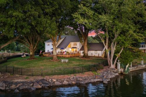 Mount Mourne Casa | Lakefront Home w Dock Game Room Hot Tub Ponderosa Peninsula by AvantStay
