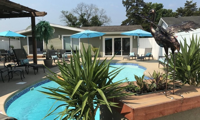 Camdenton Casa | LAKEFRONT HOME w/Dock Slip PRIVATE POOL& Backyard bar&grill Perfect 4 Families