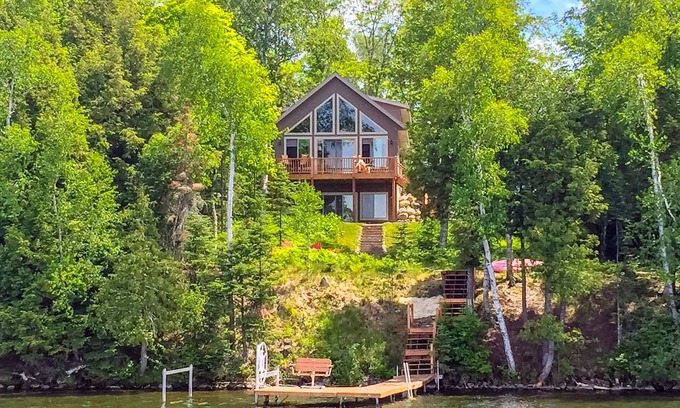 Presque Isle Casa | Casa frente al lago con terraza amueblada, hoguera y muelle privado: ¡los perros están bien!