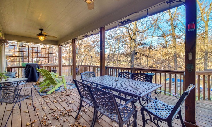 Grove Casa | Lakefront Home w/ Furnished Deck in Grove!