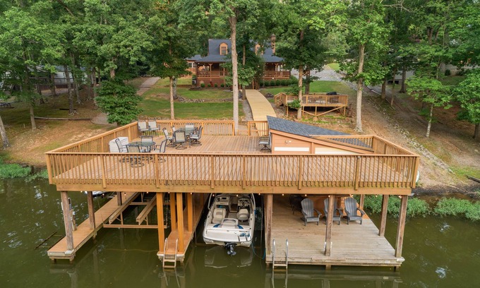 Wise Cabina | Lakefront Home w/ Guest House, Tiki bar, Dock, Pet friendly, Kayaks,Peddle boats