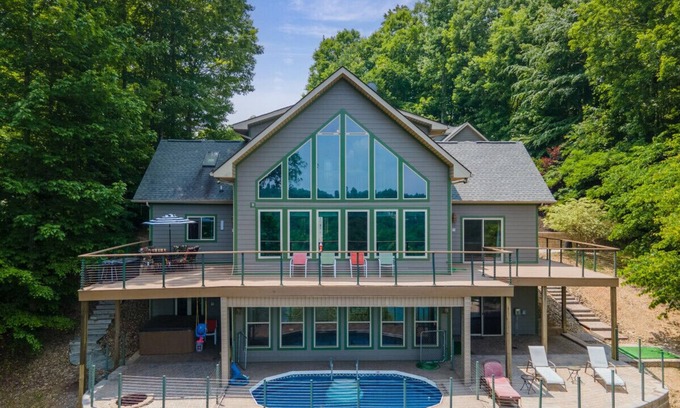 Jacksboro Casa | Lakefront home w/pool & hot tub