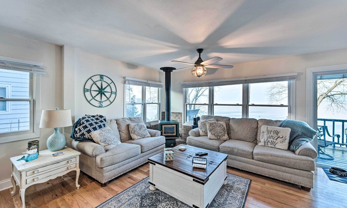 Lake Koshkonong Casa | Lakefront Home w/ Gorgeous Sunsets, Kayaks, & Pier