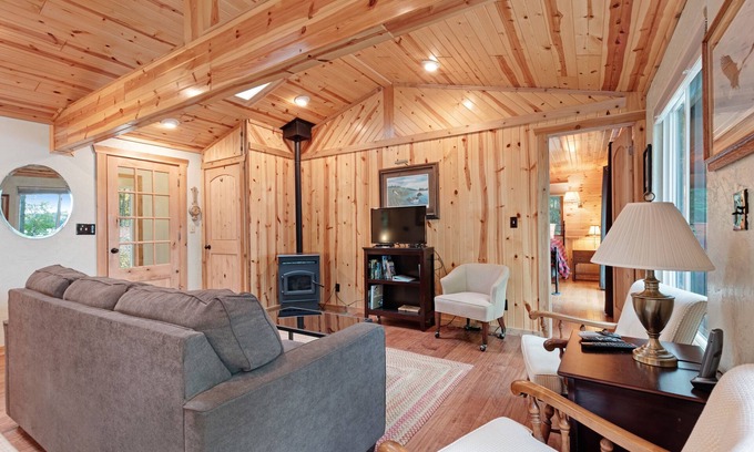 Presque Isle Casa | ¡NUEVO LISTADO! Casa frente al lago que admite perros con vistas a las Islas Gemelas y acceso a senderos.