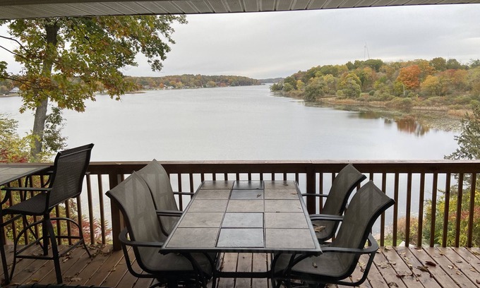 Cloverdale Casa | Lakefront Home with a spectacular view
