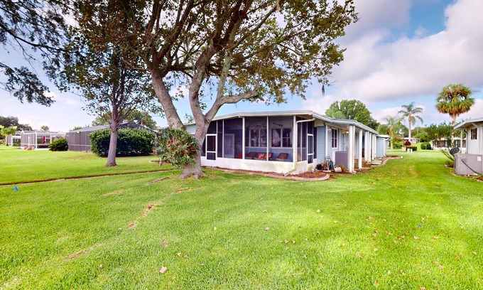 Leesburg Casa | Lakefront home with al fresco dining, dock, office, expansive interior, & W/D