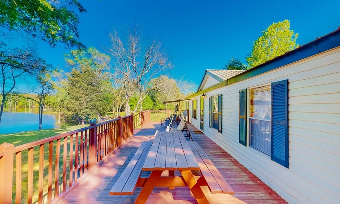 Saluda Casa | ¡NUEVO LISTADO! Casa amigable para perros y frente al lago con rampa para botes y muelle.