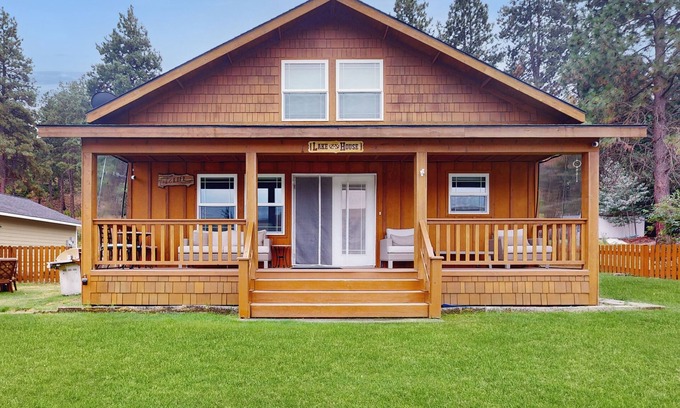 Cle Elum Casa | Lakefront home with kayaks and paddle boat, full kitchen and private BBQ