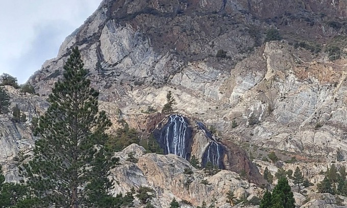 June Lake Condominio | Lakefront home with superb balcony views - near trails & Yosemite - dog-friendly