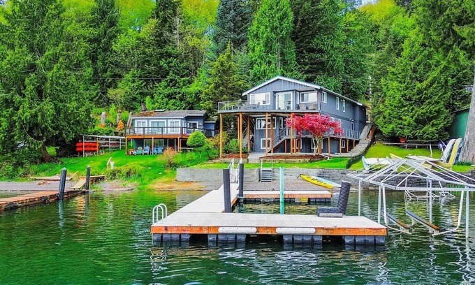 Bellingham Casa | LAKEFRONT HOME with dock! 10 minutes to town, near Gailbraith mountain biking.