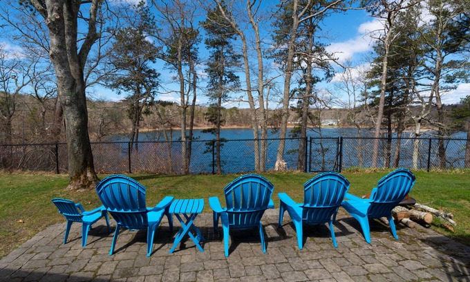 Forestdale Casa | Lakefront home w / porche, patio y patio cercado - a corta distancia de la playa