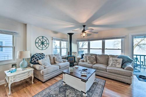 Lake Koshkonong Casa | Lakefront Home with Gorgeous Sunsets, Kayaks, and Pier