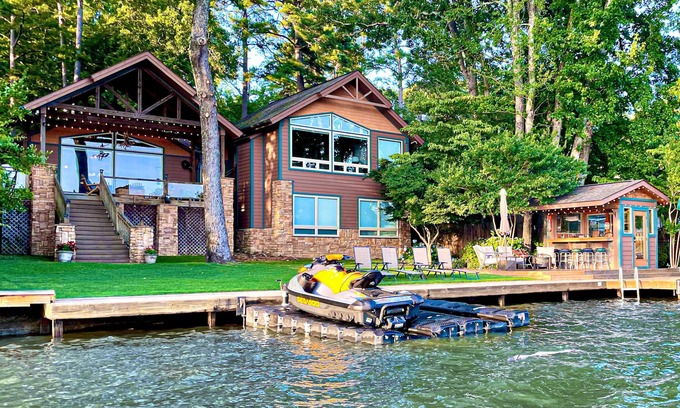 Piney Casa | Lakefront Hot Springs, 3 King Beds, 3.5 Baths, Bunk room, Fire Pit, Lakeside Bar