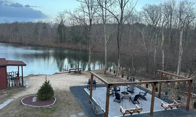 East Stroudsburg Casa | Lakefront house in the Pocono Stroudsburg Bushkill