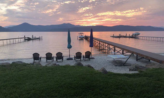 Coolin Casa | Lakefront house, right on a beautiful white sandy beach at Priest Lake