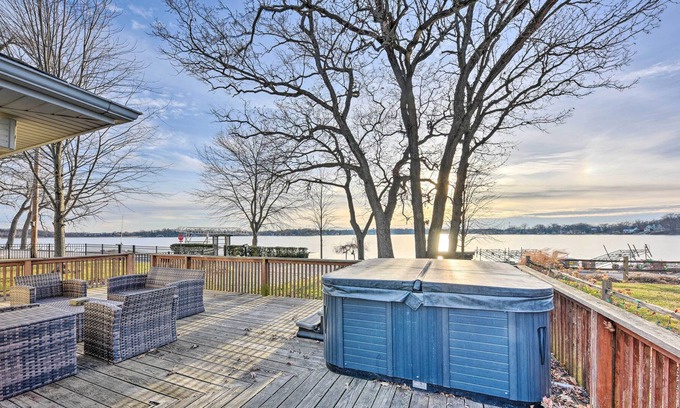 Long Lake Casa | Lakefront Ingleside Home w/ Dock & Kayaks!