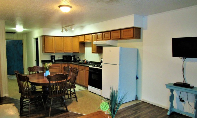 Almo Condominio | Lakefront, Jet ski, kayak,or pontoon rentals. Right on the beach!!!