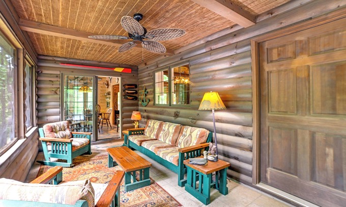 Kuttawa Cabina | Lakefront Kuttawa Cabin w/Private Dock & Hot Tub!