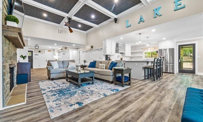 Waleska Casa | Lakefront Lake Arrowhead Home w/ hot tub