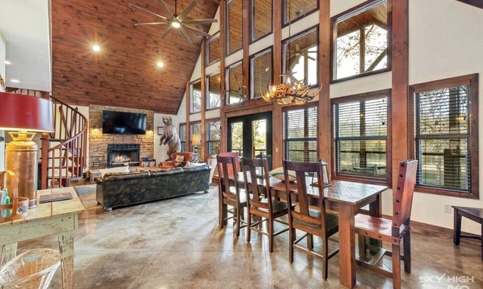 Rambo Riviera Cabina | Lakefront, Lakeviews Cedar Cabin- Rope Swing Cove