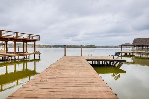 Leesburg Casa | Lakefront Leesburg Home with Private Dock and Ramp!