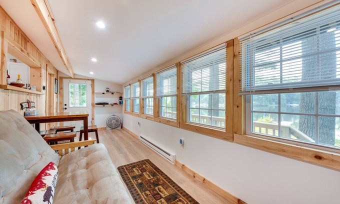 Limerick Cabaña | Lakefront Limerick Cottage w/ Private Beach!