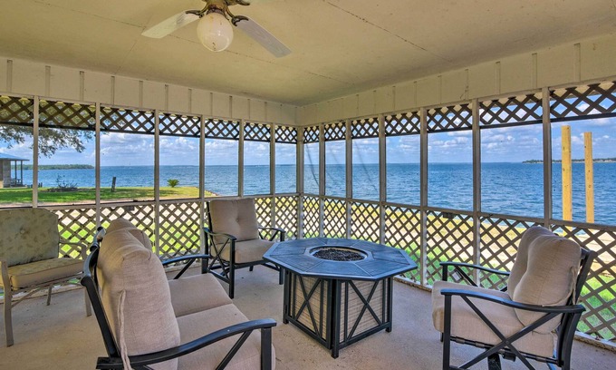 West Livingston Casa | Lakefront Livingston Retreat w/ Fire Pits!
