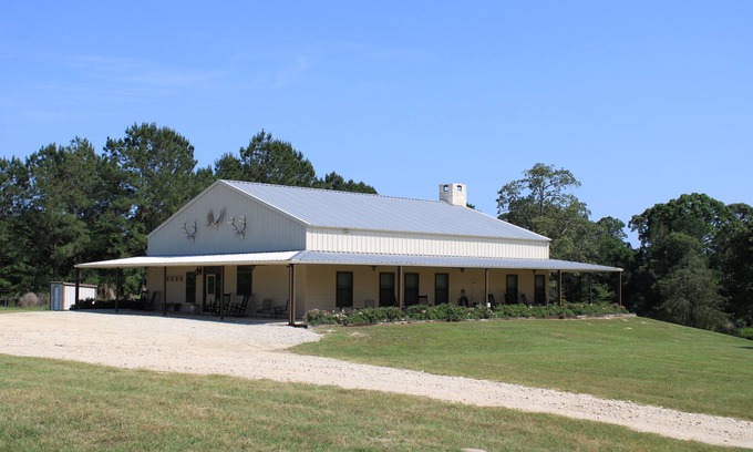 Grapeland Casa | Texas- Casa de reunión de estilo europeo con fachada de lago ¡Perfecto para grupos!