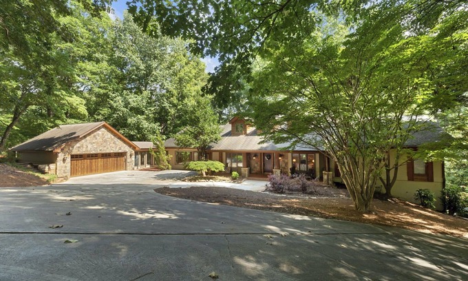 Gainesville Casa | Lakefront Lodge with Dock - 7 Private Sleeping Areas and Huge Treehouse Deck
