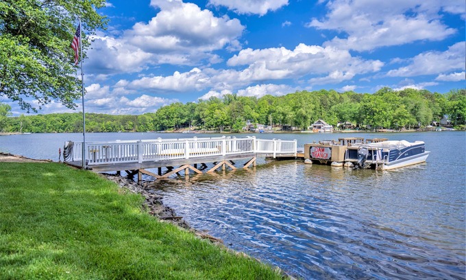 Southmont Apartamento | Lakefront Loft with private deck, kayaks, paddleboards, fishing, firepit, fun.