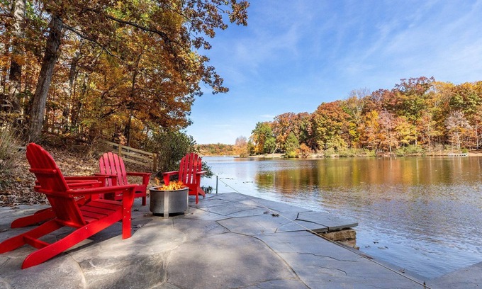 Kabletown Cabina | Lakefront Log Cabin w/ Dreamy Waterfront Patio!