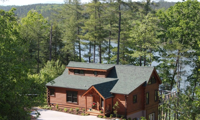 Valdese Cabina | Lakefront Log Cabin con muelle privado en el lago Rhodhiss con kayaks y paddleboard