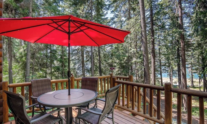 Cle Elum Cabina | Lakefront Log Cabin with Hot Tub/Huge Game Room