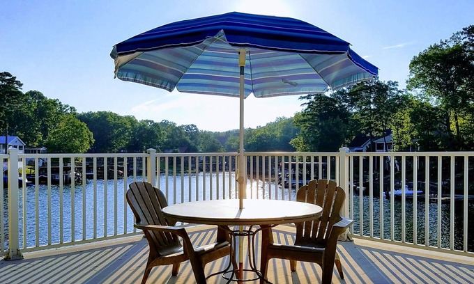 New London Casa | Reserve su escapada de vacaciones ahora! El | Perfecto retiro de lujo frente al lago en Cala tranquila