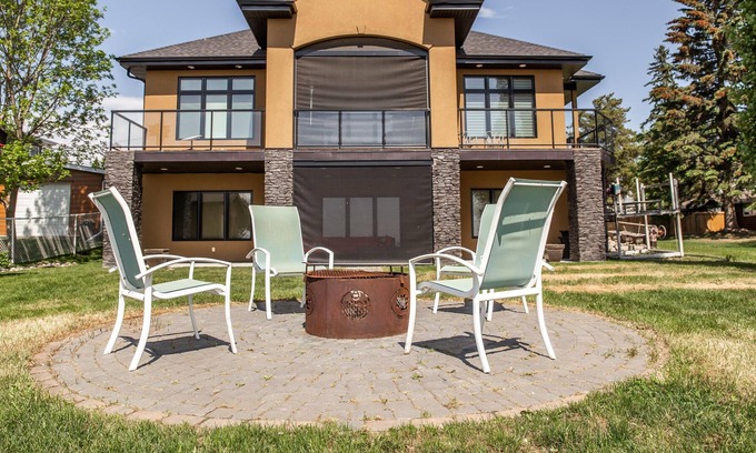 Central Alberta Cabina | Lakefront Luxury Home|AC|Fireplace|Two Ensuites