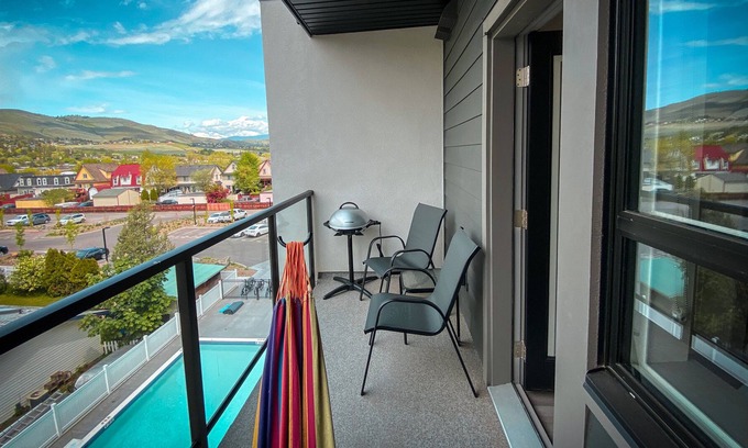 Vernon Complejo | Lakefront Luxury Suite w/ patio & pool