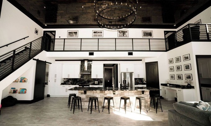 Geneva Casa | LAKEFRONT LUXURY WITH HOT TUB & 30 MINS. FROM THEME PARKS