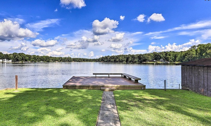 Macon Casa | Lakefront Macon Getaway: Grill, Pet Friendly!