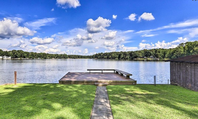 Macon Casa | Lakefront Macon Getaway Grill, Pet Friendly!