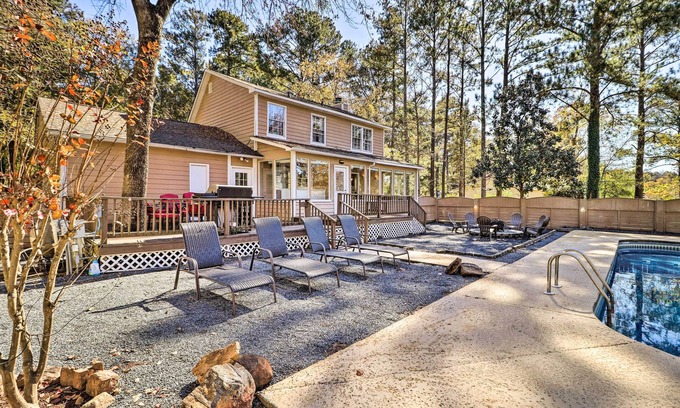 Macon Casa | Lakefront Macon Home w/ Pool, Dock & Fishing!