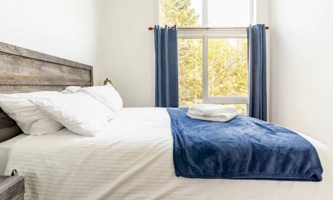 Ashfield-Colborne-Wawanosh Cabaña | Lakefront Majestic Getaway with Hot Tub and Sunsets!