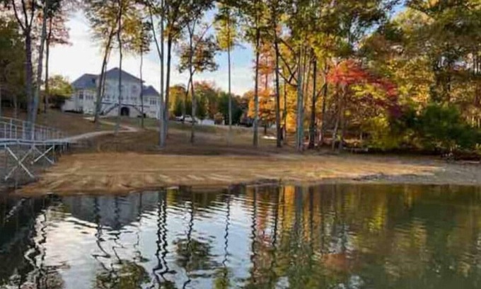 Benton Casa | Lakefront Manor